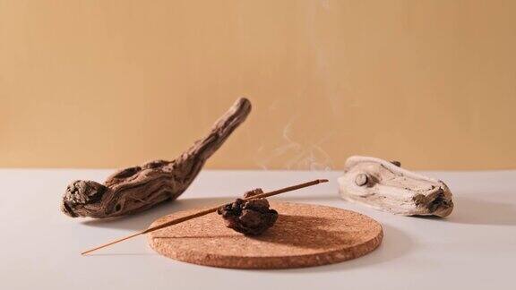燃烧芳香熏香烟雾棒冥想和放松的木制极简背景
