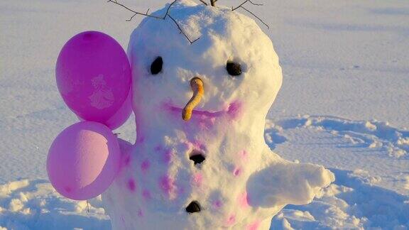 有粉色气球的雪人