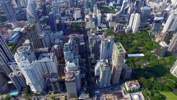 空中摄影:曼谷的摩天大楼和交通