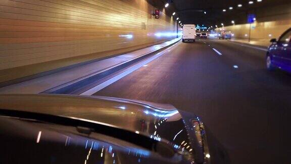 汽车在城市隧道公路上行驶运输乘客的出租车