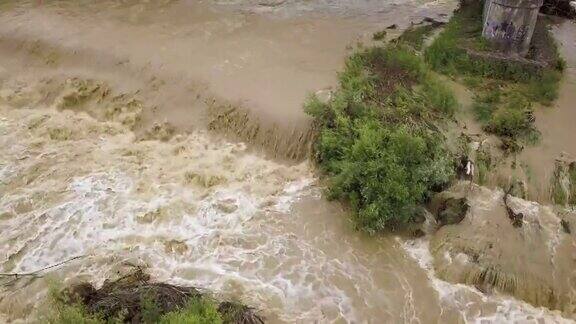 鸟瞰图宽阔的肮脏的河流与泥泞的水在洪水期间在暴雨的春天