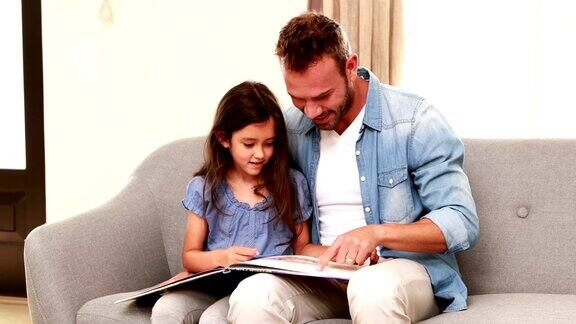 快乐的爸爸和女儿在读一本书