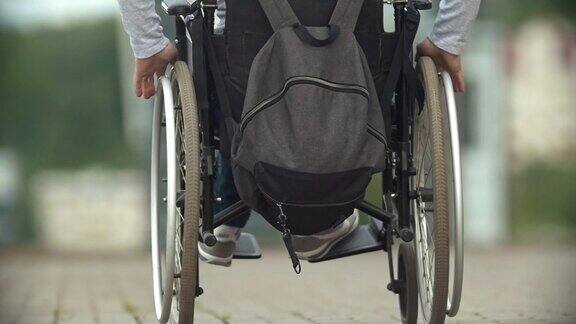 在城市街道上坐着轮椅的残疾人