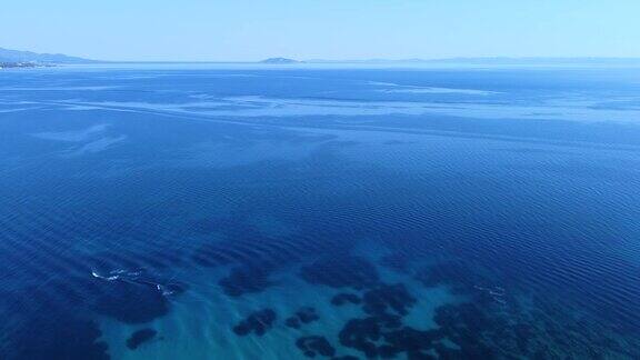 夏季航拍的宁静的蓝色海水