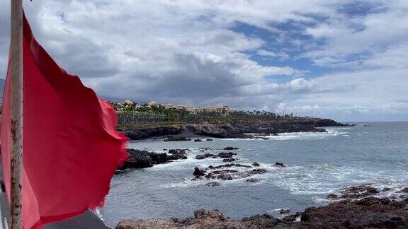 海滩上挂着红旗提醒人们不要在海里游泳4k