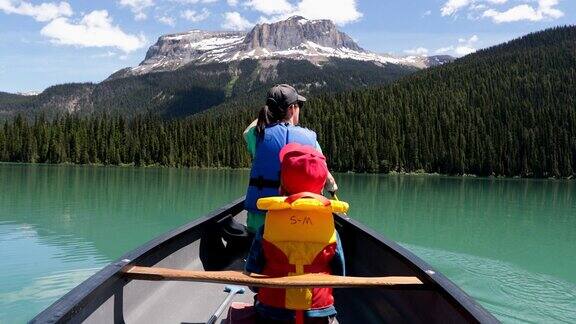 加拿大不列颠哥伦比亚省尤霍国家公园夏天翡翠湖的家庭皮划艇