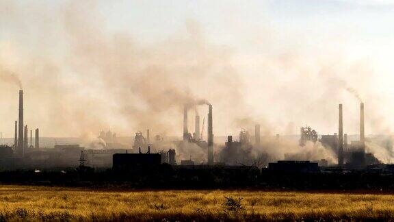 工业景观来自管道工厂的烟雾污染了大气