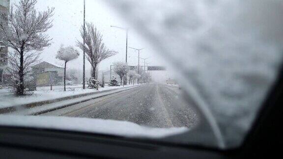 在大雾暴雪中接近盲路交叉口