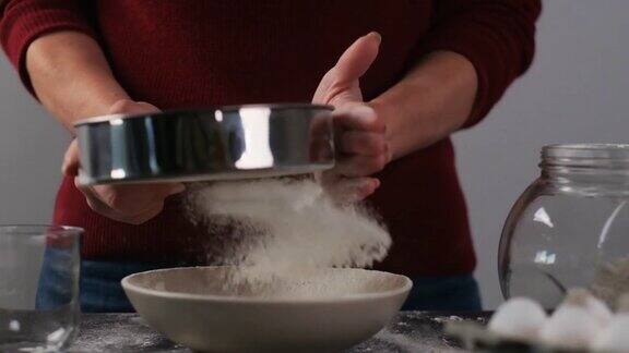 女厨师用筛子筛面粉