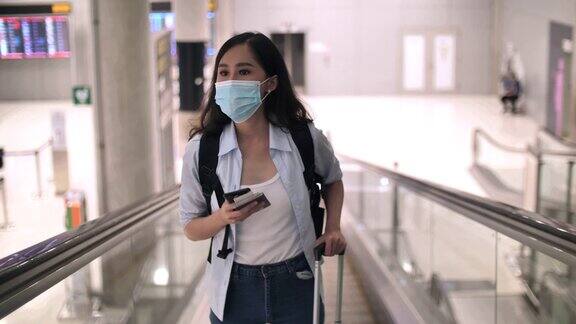 女孩旅行者脸上戴着医用口罩
