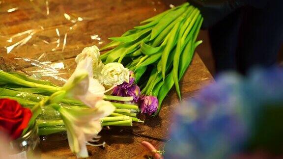 花商收集一束五颜六色的郁金香传统的活花礼物