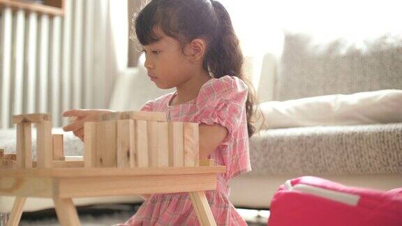 小女孩在玩一个木箱子
