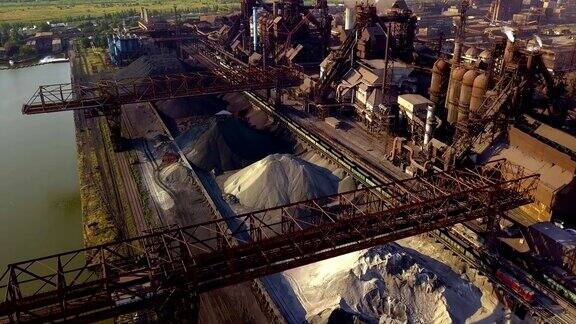 从空中看高炉旧的工厂鸟瞰图的工业化城市空气和河流水污染的冶金厂附近的海洋