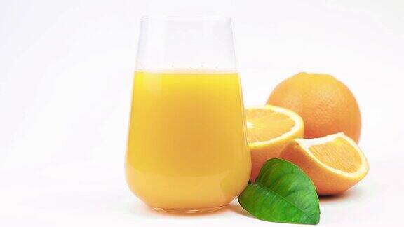 新鲜的橙汁放在白色背景的玻璃上新鲜的橙色水果有绿色的叶子健康的素食维生素的食物成熟的橘子