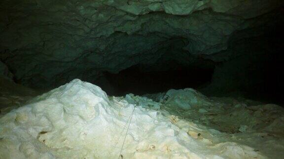 潜水员在墨西哥尤卡坦水下洞穴的岩石中