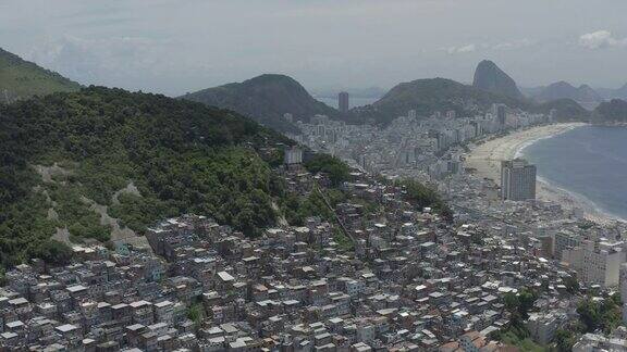 从空中俯瞰巴西里约热内卢山上的贫民窟