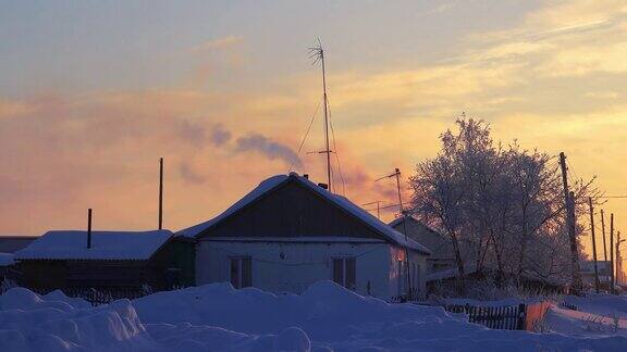 在阿尔泰的塞米莱卡村俄罗斯乡村别墅izba的烟囱冒出了烟