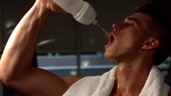 肌肉发达的男人用毛巾喝水