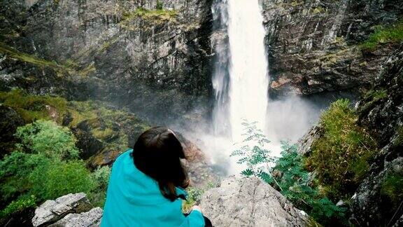 一名妇女在挪威山上观看沃林弗森瀑布