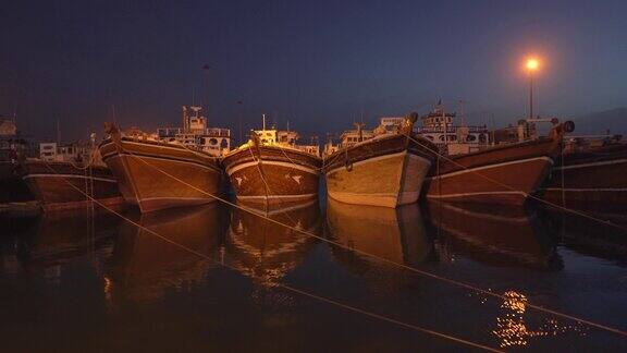 在夜晚彼此紧靠的独桅帆船
