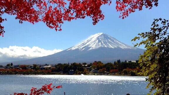 冬季依山傍天的湖景