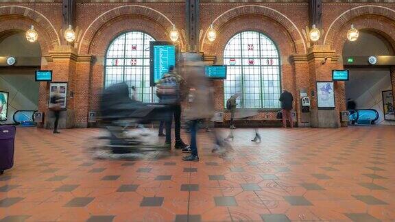 行人在哥本哈根火车站终点站拥挤的时间流逝
