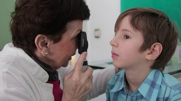 眼科医生正在检查小男孩的眼睛