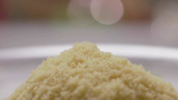 在慢镜头中一小块黄油落在盘子里的米饭上-50帧秒