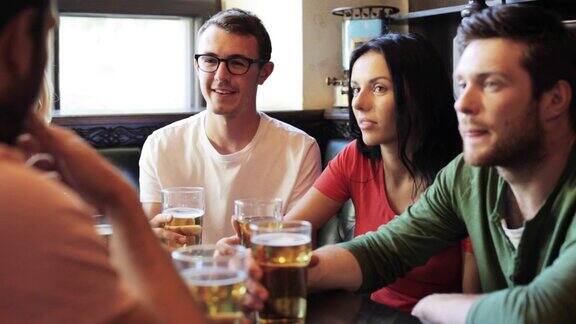 快乐的朋友在酒吧喝啤酒