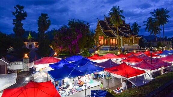 老挝琅勃拉邦佛寺周围的夜市