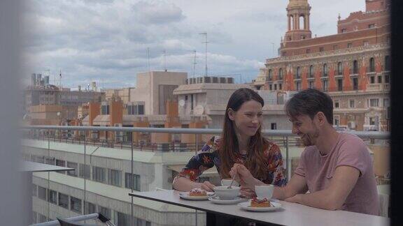 在屋顶咖啡厅约会享用美味的午餐