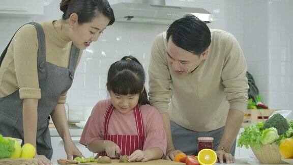 快乐的亚洲家庭在厨房一起烹饪的乐趣