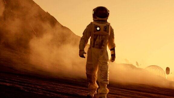 骄傲的宇航员自信地在火星表面行走被气体和岩石覆盖的红色星球克服困难人类的重要时刻