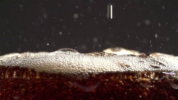 可乐碳酸饮料倒入玻璃杯与飞溅慢动作