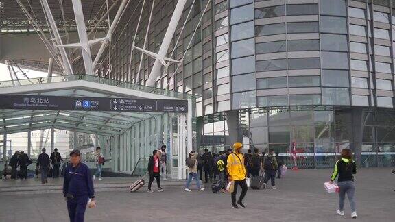 白天时间青岛著名的中央火车站前广场地铁站入口慢镜头全景4k中国