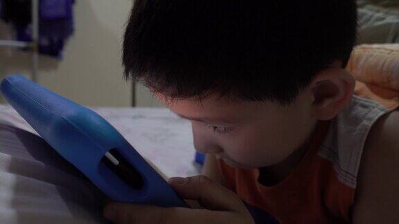4K:小男孩在家里用平板电脑