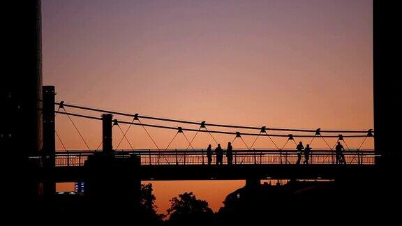 夕阳下的法兰克福人行桥上的行人