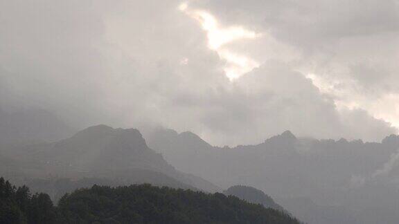 暴风雨云在山上分离的风景