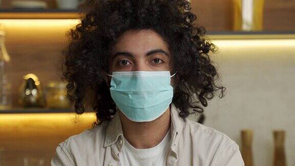一名埃及男子在流行病期间戴上医用口罩