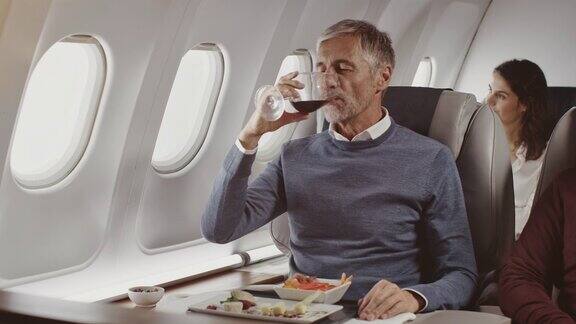 商人在飞机上吃午餐时喝酒