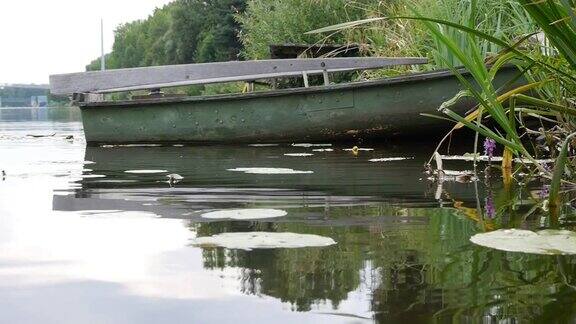 河上的小渔船