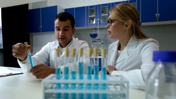 化学家在实验室用液体分析试管