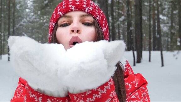 女孩在公园里玩雪