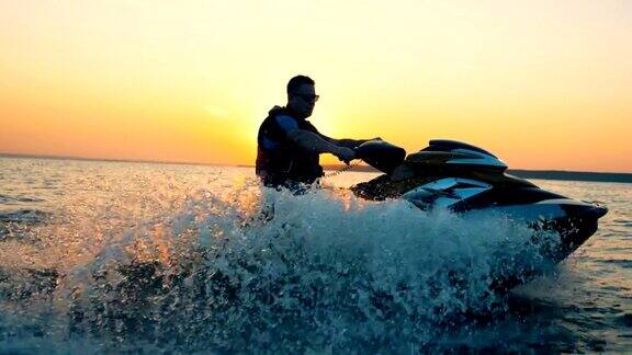 一个专业人士驾驶水上摩托车横渡大海的过程
