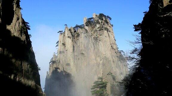 苍茫的黄山蓝天为背景