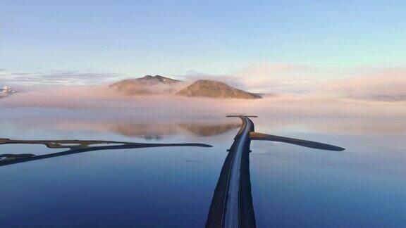 风景优美的道路越过宁静的湖冰岛