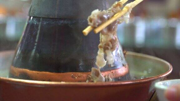 两个人在吃老北京羊肉火锅铜锅涮肉