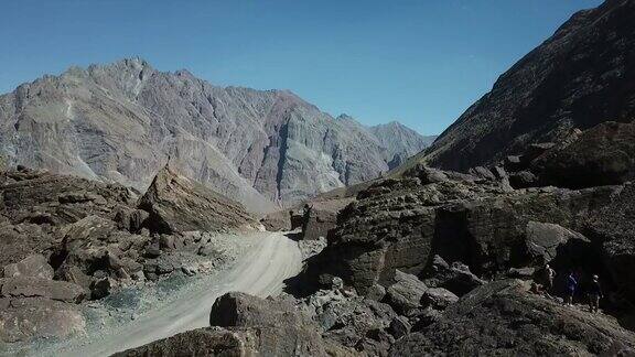 鸟瞰图的山脉山谷和岩石