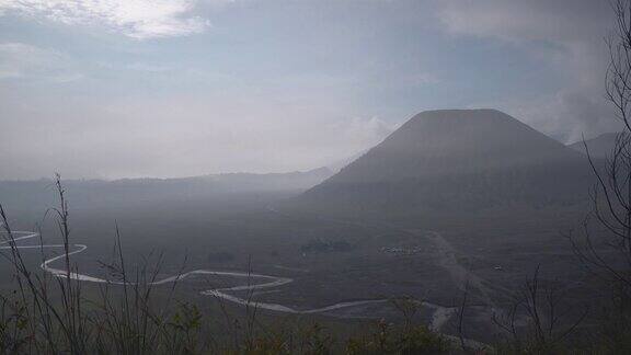 在雾中日出的布罗莫火山的风景