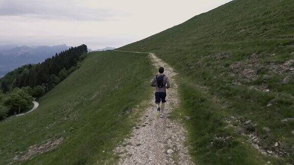 年轻的运动员在山上的一条小路上跑步